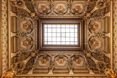 Paris, Fransa - 18 Mart 2018: Paris Louvre Müzesinin dekore edilmiş tavanının ayrıntıları