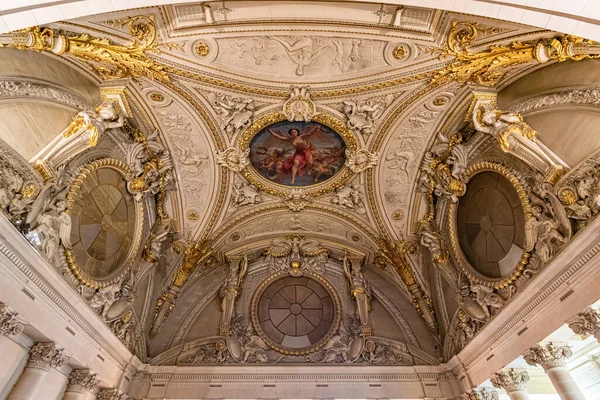 フランス パリ2018年3月18日 ルーブル美術館の天井装飾の詳細 — ストック写真