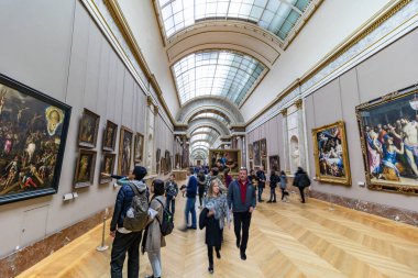 Paris, Fransa - 18 Mart 2018 Paris Louvre Müzesi 'nin içinde bir grup insan ziyaret ediyor.