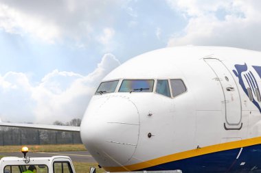Paris, Fransa - 19 Mart 2018: Ryanair Havayolları 'ndan Boeing 737 NG Max, Paris' teki geri çekilme manevrasında - Charles de Gaulle havaalanı