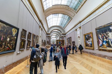 Paris, Fransa - 18 Mart 2018 Paris Louvre Müzesi 'nin içinde bir grup insan ziyaret ediyor.