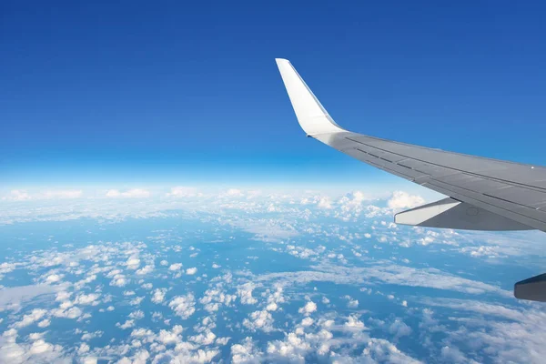 Över Flygplanets Vinge Från Passagerarsätets Fönster — Stockfoto