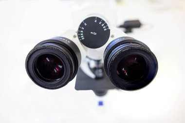 Optik bir mikroskoptan bakma bakış açısı