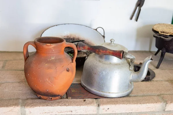 Старая Кухонная Утварь Полке — стоковое фото