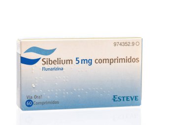 Huelva, İspanya - 4 Haziran 2022: İspanyol Flunarizine kutusu, Sibelium markası altında satılan, migren tedavisinde kullanılan bir ilaçtır.