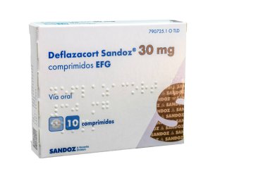 Huelva, İspanya - 4 Haziran 2022: Deflazacort kutusu yetişkinlerde ve yaşça büyük çocuklarda kas distrofisi tedavisinde kullanılır. Deflazacort kortikosteroid adı verilen bir ilaç sınıfında..