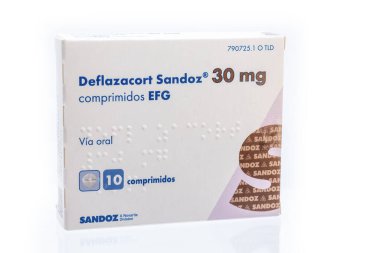 Huelva, İspanya - 4 Haziran 2022: Deflazacort kutusu yetişkinlerde ve yaşça büyük çocuklarda kas distrofisi tedavisinde kullanılır. Deflazacort kortikosteroid adı verilen bir ilaç sınıfında..