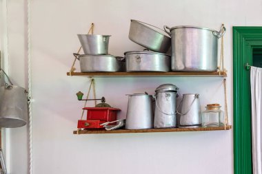 Duvardaki eski mutfak aletleri.