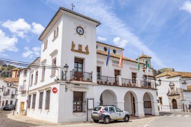 İspanya 'nın en güzel beyaz köylerinden biri olarak kabul edilen Grazalema Belediye Binası' nın kapısında yerel polis arabası ve belediye binası anlamına gelen 