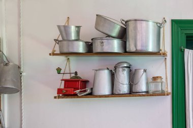 Duvardaki eski mutfak aletleri.