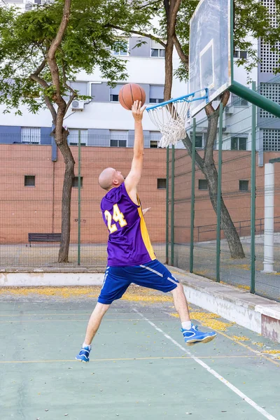 Seorang Pemain Basket Muda Menembak Bola Basket — Stok Foto