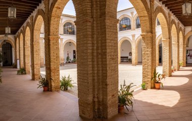 Trigueros, Huelva, İspanya - 17 Nisan 2022: El Convento del Carmen 'in avlusu, eski Consolacion manastırı, Carmelite dininin işgali altında, kökenleri 16. yüzyılın ilk çeyreğinde.