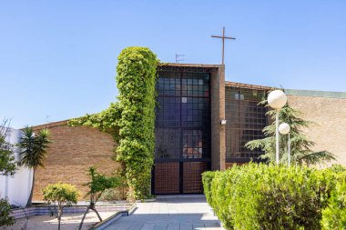 Punta Umbria Köyü, Huelva, Endülüs, İspanya 'daki Calle Ancha Caddesi' ndeki Nuestra Senora del Carmen Kilisesi 'nin ana girişi.