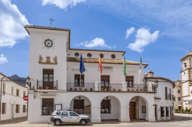 İspanya 'nın en güzel beyaz köylerinden biri olarak kabul edilen Grazalema Belediye Binası' nın kapısında yerel polis arabası ve belediye binası anlamına gelen 