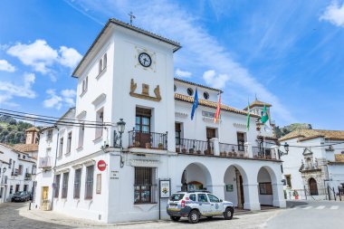 Grazalema, Cadiz, İspanya - 1 Mayıs 2022: Sierra de Grazalema 'daki (Grazalema Dağları) Grazalema belediyesi, Cadiz' in beyaz köylerinin (ruta pueblos blancos de Cadiz) rotasındaki köylerden biridir.)