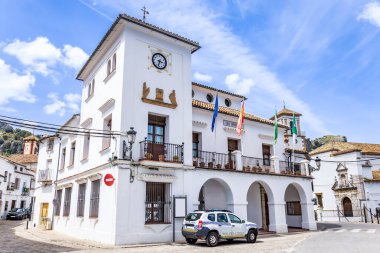 İspanya 'nın en güzel beyaz köylerinden biri olarak kabul edilen Grazalema Belediye Binası' nın kapısında yerel polis arabası ve belediye binası anlamına gelen 