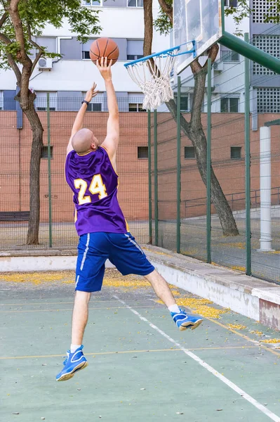 Seorang Pemain Basket Muda Menembak Bola Basket — Stok Foto