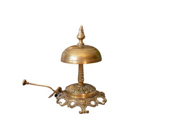 Masanın üzerinde duran antik bronz kapı zili, servisi aramak için, beyaz arka planda izole edilmiş, metin için boşluk