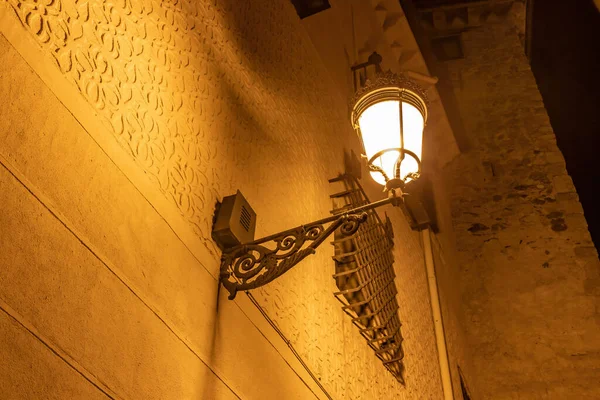 Lámpara Pared Hierro Vieja Iluminada Para Uso Exterior — Foto de Stock