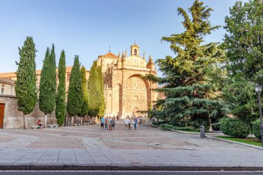 Salamanca - 10 Eylül 2017: Salamanca, Kastilya ve Leon, İspanya 'daki Saint Esteban manastırını ziyaret eden turistler
