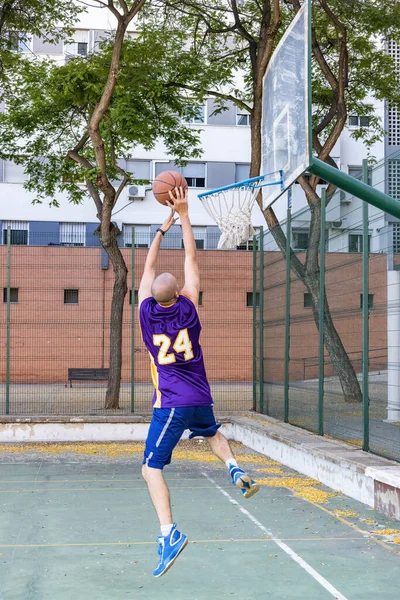 Seorang Pemain Basket Muda Menembak Bola Basket — Stok Foto