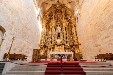 Salamanca - 10 Eylül 2017: Salamanca, Kastilya ve Leon, İspanya 'daki Saint Esteban manastırının ana sunağı ve sunağı
