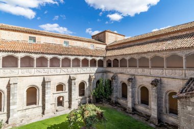 Avila, İspanya - 9 Eylül 2017: Saint Thomas Kraliyet Manastırı, Real Monasterio de Santo Tomas, İspanya 'nın Avila kentinde bulunan Gotik tarzı bir manastır.