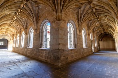 Avila, İspanya - 9 Eylül 2017: Saint Thomas Kraliyet Manastırı, Real Monasterio de Santo Tomas, İspanya 'nın Avila kentinde bulunan Gotik tarzı bir manastır.