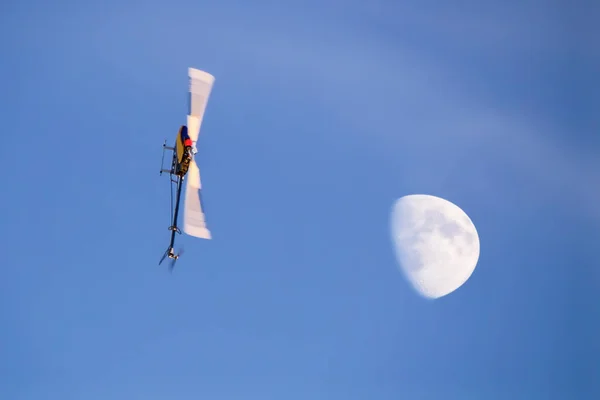 Radio Controlled Model Helicopter Doing Air Acrobatics Sunset — Zdjęcie stockowe