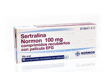 Huelva, İspanya - 19 Temmuz 2022 Normon laboratuvarından bir kutu Sertraline. Seçici serotonin geri alma inhibitörünün (SSRI) bir antidepresanı..