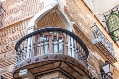 İspanya 'nın tarihi Toledo şehrinin köşesindeki balkonda 16. yüzyıldan kalma bir bina var.