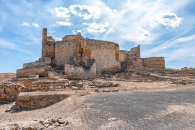 Calatrava la Vieja Arkeoloji Parkı, kökeni Arap kökenli. Bina, çeşitli duvarlar ve bariyerlerle birlikte büyük bir su savunma sistemi içeriyor..