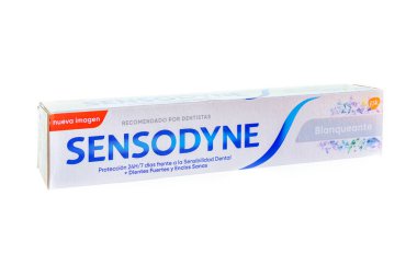 Huelva, İspanya - 1 Ekim 2022: Sensodyne beyazlatıcı diş macunu, Sensodyne diş macunu ve diş fırçası üzerine uzmanlaşmış bir markadır.