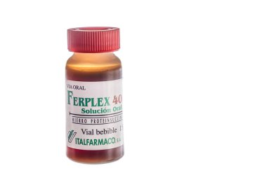 Huelva, İspanya - 1 Ekim 2022: Bir şişe FERPLEX 40 mg oral çözelti, kırmızı kan hücrelerine demir sağlayan ilaçlar, demir eksikliği durumlarının tedavisi ve anemi tedavisi