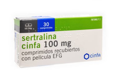 Huelva, İspanya - 2 Ekim 2022: Cinfa laboratuvarından bir kutu Sertraline. Seçici serotonin geri alma inhibitörünün (SSRI) bir antidepresanı..