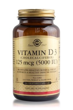 Novosibirsk, Rusya, 22 Mart 2021 - Solgar Vitamin D3 (Cholecalciferol). SOLGAR - yüksek kaliteli vitaminler ve diğer kaliteli besin maddeleri üretir. SOLGAR 1947 'de New York' ta kuruldu.