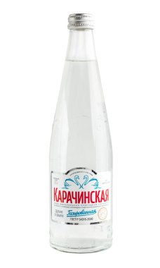 Novosibirsk, Rusya, 23 Mart 2021 - Doğal Su Karachinskaya. Doğal içme suyu tablosu beyaz arka planda cam bir şişede karbonhidratlandırılmış.