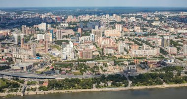 Rusya, Novosibirsk, 23 Haziran 2020 - Novosibirsk şehrinin panoramik manzarası kuş bakışı. Rusya Sibirya