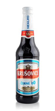 Novosibirsk, Rusya - 5 Nisan 2021 Krusovice alkolsüz Dark bira. Kraliyet bira fabrikası krusovice 1581 yılında kuruldu. 2007 'de Heineken tarafından satın alındı. Beyaz arkaplandaki izole nesne