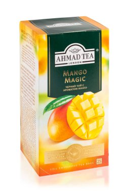 Novosibirsk, Rusya - 21 Nisan 2021 - Ahmad Tea London. Beyaz arka planda mango aromalı siyah çay. Ayrı nesne