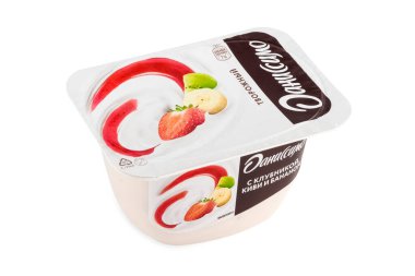 Novosibirsk, Rusya - 28 Nisan 2021 - Danissimo süzme peynirli tatlı beyaz tabakta çilek, kivi ve muz. Ayrı nesne