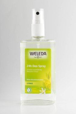 Novosibirsk, Rusya - 28 Nisan 2021 Weleda Citrus Deodorant Spreyi gri arka planda. Doğal koruma ve taze koku. Alüminyum ve paraben tuzu olmayan doğal bileşim