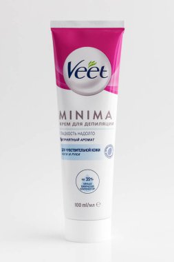 Novosibirsk, Rusya - 30 Nisan 2021 - hassas cilt için Veet depilasyon kremi. Daha az kimyasal bileşen. Işık masasında bir tüp krem.