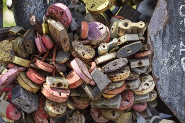 Rusya, Tomsk, Haziran 2021. Köprüdeki kapı kilitleri. Gelenek ve güçlü bir ailenin sembolü. Yakın plan.