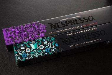 Novosibirsk, Rusya - 7 Eylül 2021 - siyah arka planda nespresso kahve paketi. Ispirazione Firenze Arpeggio Decaffeinato ve Stockholm fortissio lungo 