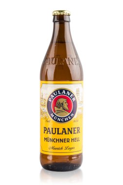 Novosibirsk, Rusya - 25 Eylül 2021 - Beyaz arka planda bir şişe Paulaner Munchner cehennem buğdaylı bira. Münih birası. Münih, Bavyera, Almanya 'da Paulaner Brauerei tarafından hazırlanmıştır.