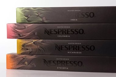 Novosibirsk, Rusya, 05 Ekim 2021 - Nespresso kahvesi seti hafif arkaplanlı. Nespresso küresel bir kahve şirketi.