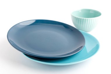 Mavi tabaklar ve arka planda bir fincan. Yiyecek için yeni mutfak aletleri