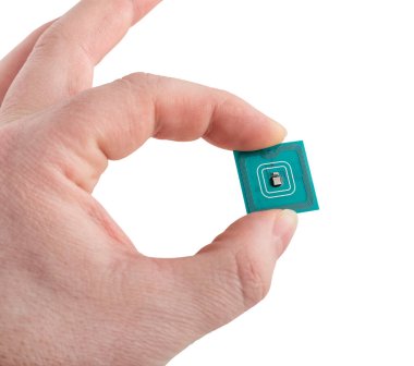 Beyaz arka planda yeşil mikroçip var. Elektronik, bilgisayar teknolojileri kavramı ve günlük hayatta ve tıpta mikroçip kullanımı. Ayrı nesne