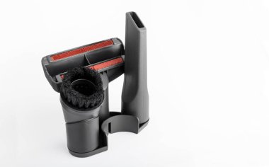 Beyaz arkaplandaki elektrikli süpürge için farklı nozüller ve mesaj için temiz bir yer. Boşluğu kopyala